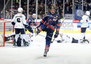 Mark Rassell jubelt nach dem 2:1 Führungstreffer. Bild: Kim Enderle