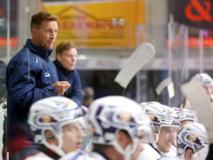 Towerstars Coach Johan Pennerborn möchte von seinen Schützlingen vor allem ein strukturieres und taktisch diszipliniertes Auftreten sehen. Bild: Kim Enderle