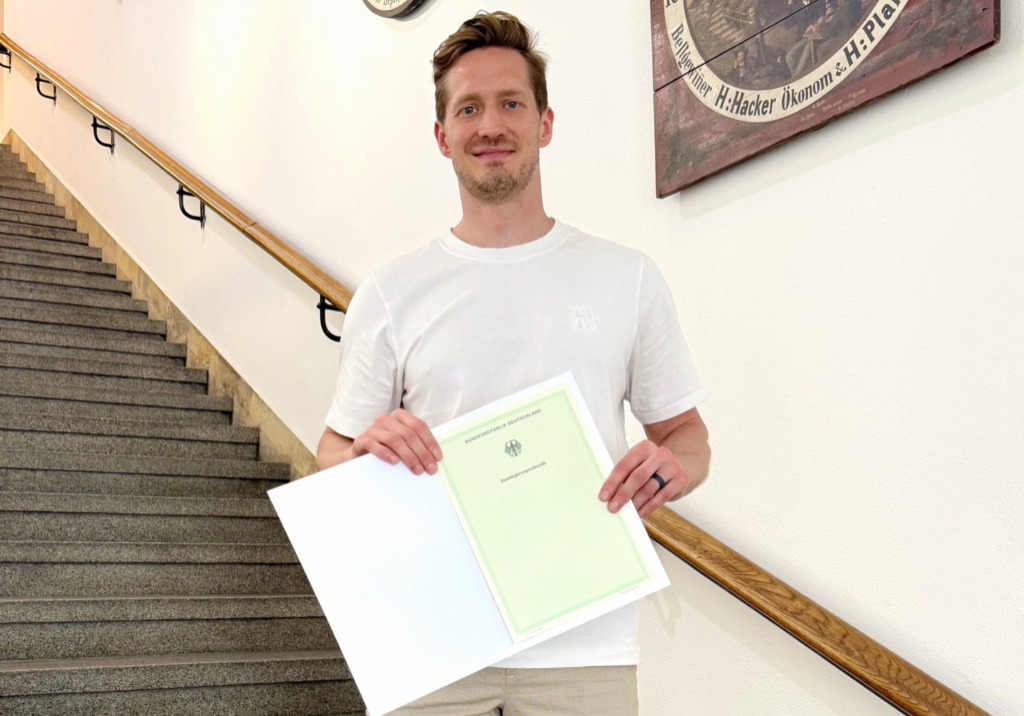 Robbie Czarnik nach dem Empfang der Einbürgerungsurkunde. 